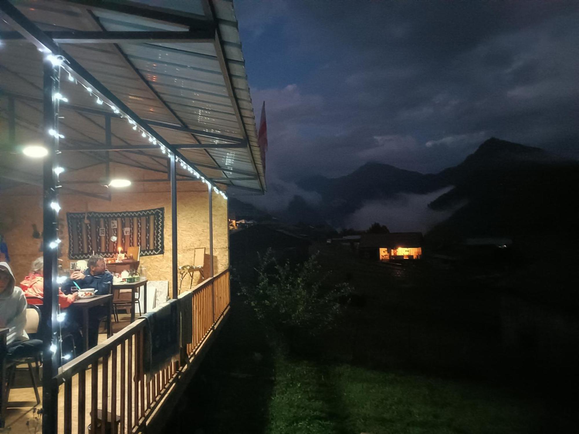 Nadiani Hostel Omalo エクステリア 写真